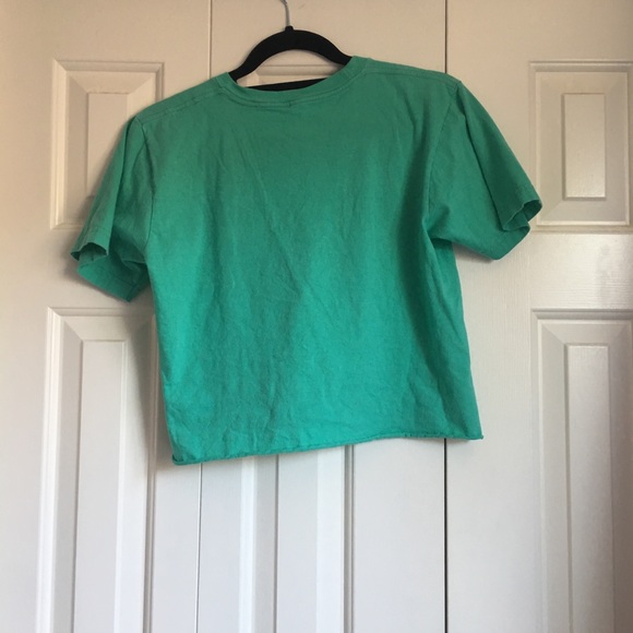 Cropped Graphic T-shirt - Picture 4 of 5